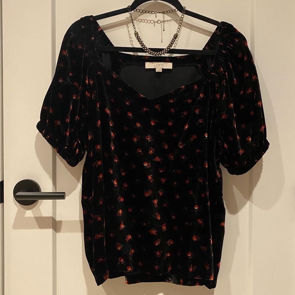 LOFT Black Velvet Red Floral Puffy Sleeve Top 🖤🌹 With FREE Necklace